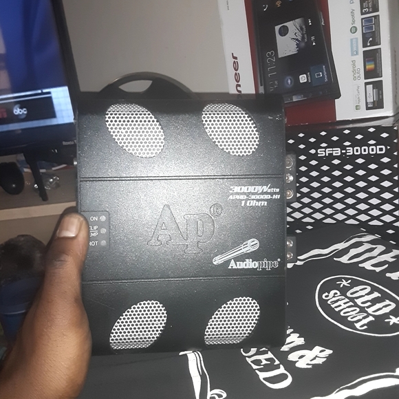 3000 watt Audiopipe amplifier - Picture 1 of 4
